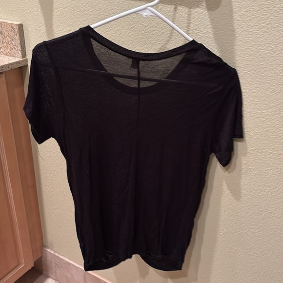 Hinge woman's cute black tee shirt with a knot at the bottom of it - Picture 9 of 11